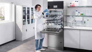 Welche Anforderungen gelten für die Glasreinigung in pharmazeutischen Laboren? Das Miele-Webinar am 9. Dezember 2026 gibt Einblicke in regulatorische Vorgaben und qualitätsgesicherte Prozesse. (Bild: Miele)