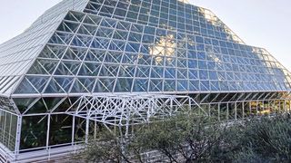 Außenansicht des experimentellen Regenwaldes der Biosphere 2 in Oracle, Arizon (Bild: Laura Meredith)
