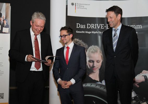 Marcus Koschmieder (Mitte) mit Dr. Georg Schütte (links) und Prof. Dr. Dr. Alexander Verl (rechts) (Bild: Stephan Rauh, BMBF)