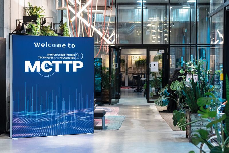 Welcome to the MCTTP Conference: Zum ersten Mal öffnet die Munich Cyber Tactics, Techniques & Procedures ihre Tore und begrüßt über 100 international anerkannte Experten, CISOs, Pen Tester, Red Teamer und IT-Security Professionals! (Bild: Vogel IT-Akademie)