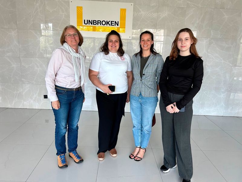 Dr. Olga Yezerska und Dr. Khrystyna Yezerska (ganz links und 2. v. r.) vom Fraunhofer IFAM tauschen sich regelmäßig mit den Kooperationspartnerinnen vom „Unbroken Rehabilitation Center“ in Lviv/Ukraine aus. (Bild: Fraunhofer IFAM)