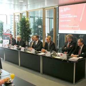 Auf dem Podium von links nach rechts: Wolfgang Pech (Geschäftsbereichsleiter Hannover Messe, Deutsche Messe AG, Hannover), Rainer Bröring (Geschäftsführer GE Wind Energy, Salzbergen), Dr. Norbert Kuschnerus (Leiter Process Management Technology, Bayer Technology Services, Leverkusen), Dr. Wolfram von Fritsch (Vorsitzender des Vorstandes, Deutsche Messe AG, Hannover), Prof. Dr.-Ing. Alexander Verl (Institutsleiter Fraunhofer-Institut für Produktionstechnik und Automatisierung IPA, Stuttgart), Björn Irtel (Leiter Produktentwicklung und Qualitätswesen Aerzener Maschinenfabrik, Aerzen), Marco Siebert (Leiter Hannover Messe-Presse, Deutsche Messe AG, Hannover)