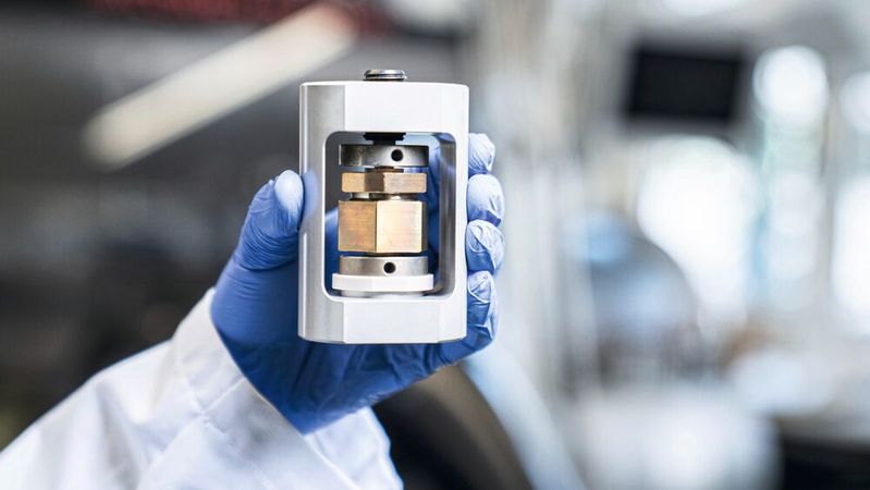 Mit einem innovativen Herstellungsprozess zur Batterie der Zukunft: PSI-Forscher zeigen in einer aktuellen Studie, wie sich Festkörperbatterien kostengünstig, effizient und langlebig produzieren lassen. Das Bild zeigt eine Testzelle, in der die am PSI entwickelte Festkörperbatterie hergestellt und getestet wird. (Bild:  PSI/Mahir Dzambegovic)
