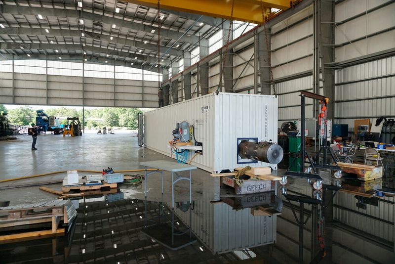 Die Tunnelbohrmaschine wurde in einen Übersee-Container gebaut und ist zwölf Meter lang und etwa 22 Tonnen schwer.   (TUM Boring)