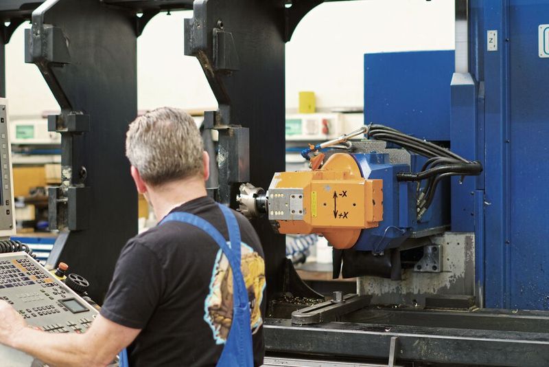 Pascal Chollet, polymécanicien et opérateur de la Reiden BF5 depuis de longues années a acquis un important savoir-faire dans l’usinage de pièces mécano-soudées imposantes.   (Source : MSM)