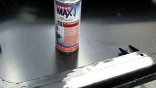 Das Spraymax-Sortiment umfasst jetzt auch ein spezielles Spray für das Ausbessern von Schwarzlack-KTL-Bauteilen. (Dominsky)
