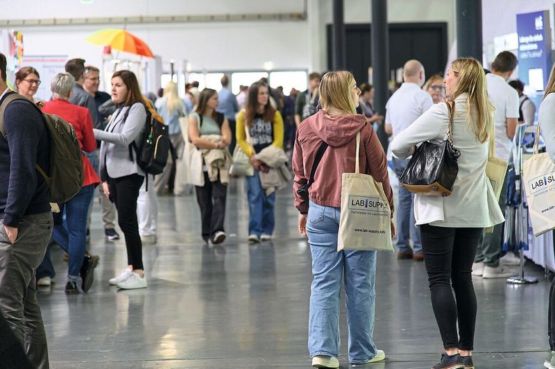 Willkommen in der Messehalle. Diesmal ist die LAB-SUPPLY Wien in der Halle X4 des Austria Center Vienna.     Mehr Infos zu den kommenden LAB-SUPPLY-Messen finden Sie auf www.lab-supply.info (Bild: Stefan Stark)
