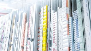 Bei Sanicare hat SSI Schäfer eine neue Kommissionier- und Versandanlage installiert.  (SSI Schäfer)