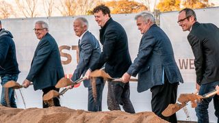 Der Spatenstich (v.l.): Andreas Müller (Inhaber M&P Architekten), Winfried Bruder (Ehem. Bürgermeister Karlstein), Andreas Zenglein (Stv. Landrat Aschaffenburg), Sven Bauer 
(CEO BMZ Group), Richard Pfannmüller (2. Bürgermeister Karlstein) Marco Schütz, Peter Körfer (beide Geschäftsführer LIST Bau Rhein-Main) (BMZ Group)