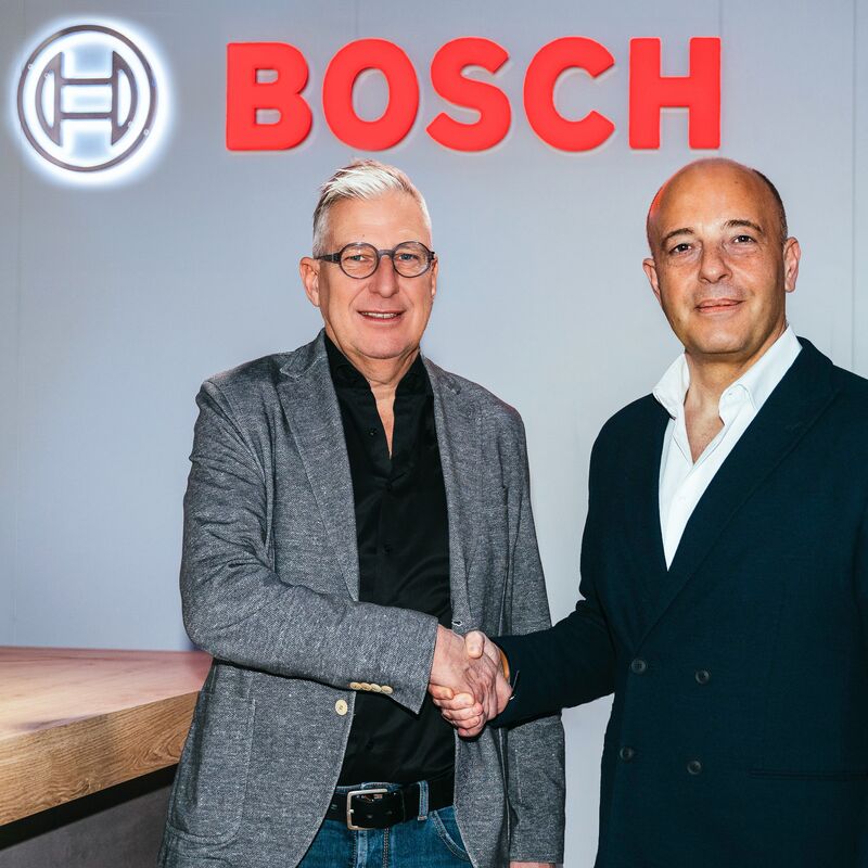 Dr. Johannes-Jörg Rüger (links), CEO Bosch Engineering GmbH, und Cosimo De Carlo, CEO Edag Group, vereinbarten eine projektbezogene Zusammenarbeit ihrer Unternehmen.