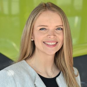 Corinna Eggers, Director Corporate Employer Branding bei Claas: „Claas leistet als einer der weltweit führenden Hersteller von Agrartechnik einen Teil zur Ernährung der Weltbevölkerung. Diese Sinnhaftigkeit unserer Branche trägt dazu bei, dass wir für Studierende der Ingenieurwissenschaften ein beliebter Arbeitgeber sind. Hinzu kommt, dass wir als Familienunternehmen sowohl ein sicheres und familiäres Arbeitsumfeld bieten als auch durch unsere weltweiten Standorte internationale Arbeitserfahrungen ermöglichen können. Eine Kombination, die bei Studierenden sehr beliebt ist.“  (Bild:  Claas KGaA mbH)