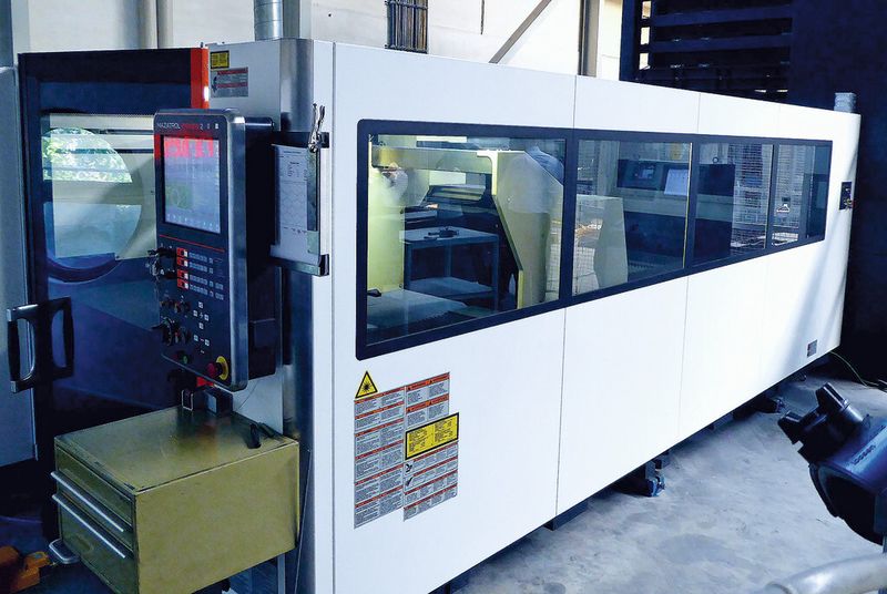 Die Mazak-2D-Laserschneidmaschine Optiplex 3015 II steht für das Hochgeschwindigkeitsschneiden und höchste Produktivität. Sie zeichnet sich insbesondere durch kurze Umrüstzeiten und eine große Bandbreite unterschiedlicher Blechwerkstoffe aus. Die NC-Steuerung Mazatrol Preview 2 unterstützt die intelligenten Funktionen der Anlage. (Bild: Kuhn)