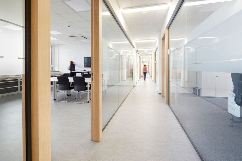 Abb. 7: Auf allen Etagen befinden sich helle, moderne Büros und Besprechungsräume. (www.ralfbaumgarten.de / BASF)