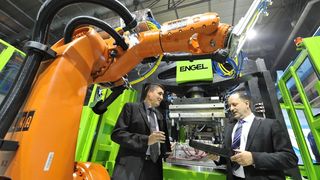 Engel-Vertriebsingenieur Claus Wilde (links) und Lehrstuhlinhaber Prof. Dr. Lothar Kroll nahmen die Fertigungszelle in Betrieb.  (Bild: Wolfgang Schmidt, Chemnitz)