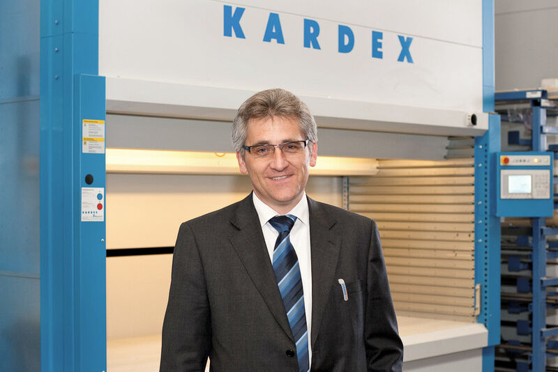 Manfred Schleicher, Geschäftsführer von Kardex Deutschland: „Unser neues System ,Parts-4-You‘ leistet 350 Picks pro Stunde aus Sortimenten mit bis zu 10.000 Artikeln.“ (Bild: Kardex Remstar)