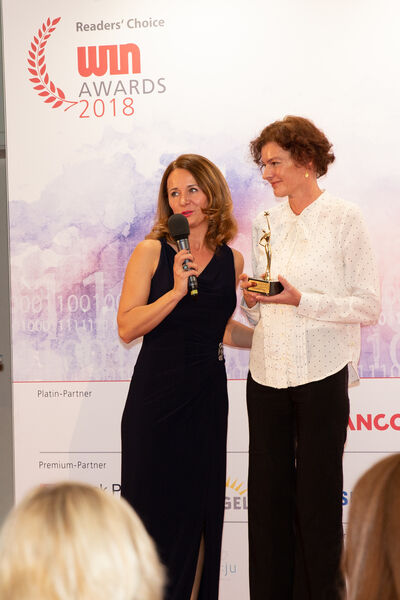 Special Award für ihr soziales Engagement erhielt Christiane Gey überreicht von Danjiela Kirsch (Microsoft) (Vogel IT-Medien)