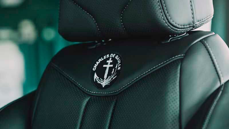 Die DS-Sattlermeister haben das Wappen der Charles de Gaulle R91 integriert.  (Bild: Stellantis)