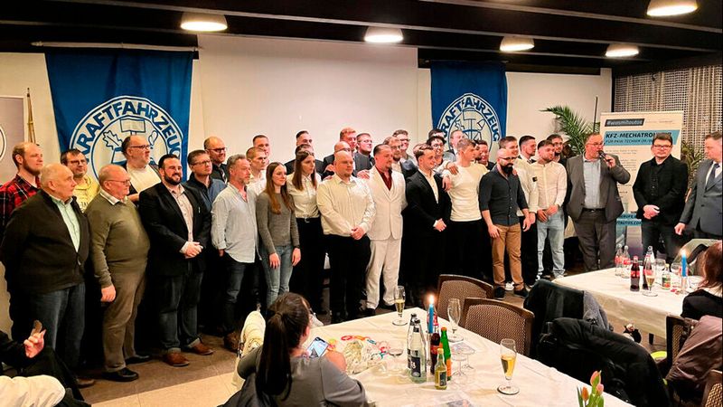 Die Kfz-Innung zu Gifhorn feierte in Wittlingen die Freisprechung von 30 Auszubildenden. Obermeister Stefan Pingel überreichte unter großem Applaus die heißersehnten Gesellenbriefe.  Zwar war die diesjährige Abschlussprüfung mit nur 30 Teilnehmern, von denen alle bestanden haben, deutlich kleiner als die in den Jahren zuvor. Das Ergebnis zeige aber sehr deutlich die hohe Qualität, lobte Prüfungsausschussvorsitzender Michael Neuburger. (Bild: Kfz-Innung zu Gifhorn)
