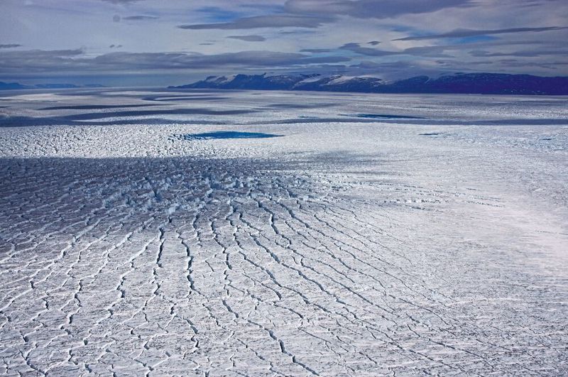 Blick in östlicher Richtung über die Aufsetzzone des Nioghalvfjerdsbræ hinweg  (M. Scheinert)