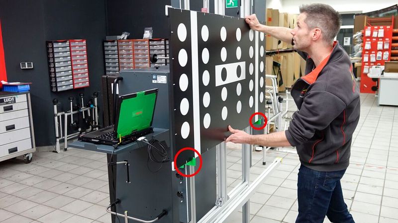 Auf diese Winkel (rote Kreise) legt der Anwender, in diesem Fall Kfz-Elektriker Raoul Schmidt aus der Carglass-Filiale Frankfurt Innenstadt II, anschließend die entsprechende Tafel auf, und befestigt sie an der Oberkante. (Bild: Dominsky - »kfz-betrieb«
)