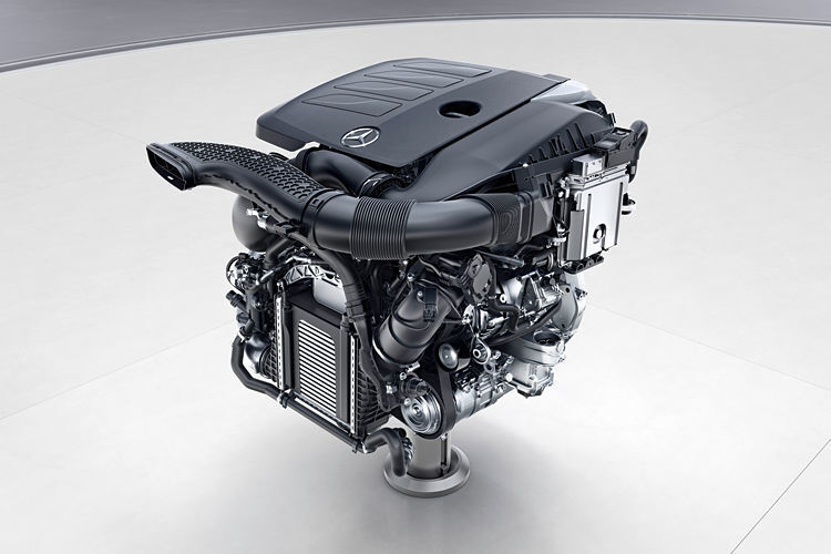 Dank des riemengetriebenen Startergenerators kann der neue Vierzylinder-Ottomotor schon bei niedrigen Geschwindigkeiten abgeschaltet werden. (Daimler)