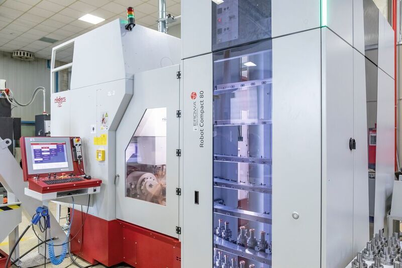 The Erowa Robot Compact 80 loads the Röders high-speed milling cell. (Romulo Passos)