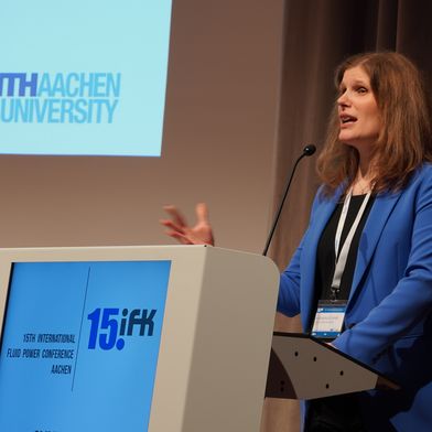 Prof. Schmitz sprach auf dem IFK Aachen unter anderem über das Potenzial digitaler Zwillinge für die Fluidtechnik.  (Bild: Ifas)