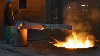 In Südafrika gehen Schmelzöfen ohne Deckel in Betrieb, der enorme Energieverlust stört bisher niemanden. (Bild: Riba)