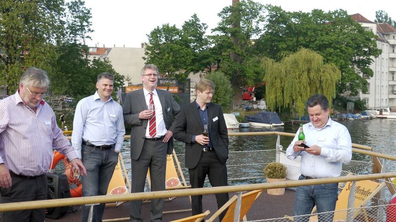 (v.l.) Johann Deutinger (Vorstand Ferrari Electronic), Dirk Bugar (Technologie Services, Sycor), Stephan Leschke (Vorstandsvorsitzender Ferrari Electronic), Chris Helbing (Produktmanager Ferrari Electronic) und Nils Lux Stephan (Geschäftsführer Mattern Consult) beenden den ersten Teil des Partnertags gut gelaunt. (Bild: Ferrari Electronic)