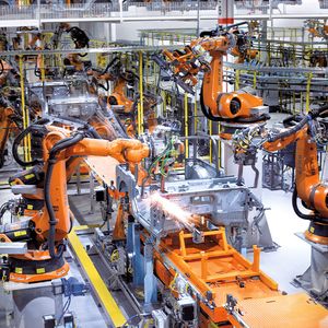 Die Automobilindustrie ist oft Vorreiter bei der Verschmelzung von IT und Maschinenbau. Im Projekt Arena2036 entwickeln Wissenschaft und Industrie gemeinsam Modelle für die Autofabrik der Zukunft.