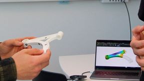 Entlastung für Konstrukteure! An der Universität Augsburg ist es einem Forscherteam per KI und üblichen Methoden gelungen, in lediglich Sekunden herauszufinden, wie ein Bauteil für das Spritzgießen am besten auszulegen ist – einschließlich Werkzeugkonstruktion. (Bild: Universität Augsburg)