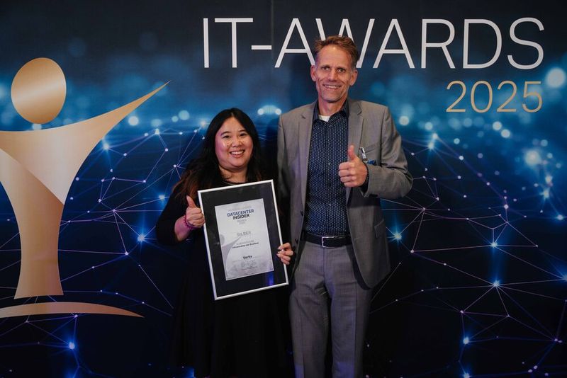 Veronika La und Kollege Barthold Ohlsen von Vertiv, mit der Silberurkunde für den DataCenter-Insider-Leserpreis in der Kategorie „Infrastrukturen der Resilienz“.  (Bild: Manuel Emme Fotografie)