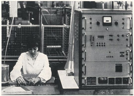 Bild 3:  Stückprüfung und Kontrolle am Automaten.(Bild:  Firmengruppe Roederstein)