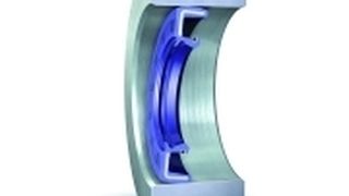 Dieser Simmerring wurde falsch montiert und kann durch seine schiefe Lage nicht abdichten. (Archiv: Vogel Business Media)