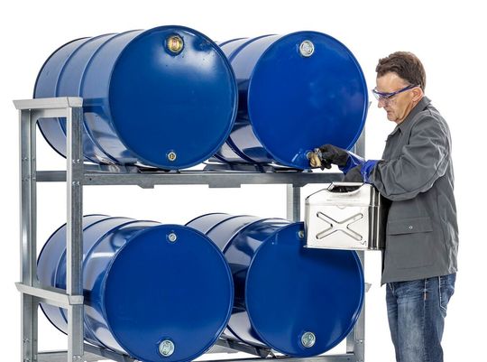 Denios erweitert sein Angebot an Regalsystemen mit einem neuen modulen Stapelregal für das Lagern von Gefahrstoffen. Es kann übrigens gleichzeitig als sichere Abfüllstation genutzt werden, wie hier zu sehen.(Bild:  Denios)