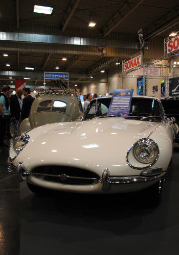 Auto-Enthusiasten fühlen sich auf der Techno Classica wohl: ein Jaguar E-Type 4.2 zum Verkaufspreis von 87.500 Euro. (Foto: Baeuchle)