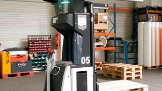 Intelligente Fahrzeuge sollen künftig in der Lage sein, automatisch auf Betriebsstörungen zu reagieren und aus Erfahrung zu lernen. (Philipp Cartier, IPH)