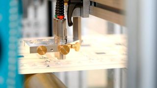 Für ein smartes fälschungssicheres Etikett werden Displays direkt auf Papier gedruckt. Ausgelesen wird die Komponente über eine Handy-App. (Fraunhofer-ISC)