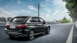 Daimler zieht sich fast vollständig aus seinem Joint Venture „Denza“ zurück. Die Fahrzeuge, im Bild der Denza 500 aus dem Jahr 2018, verkaufen sich in China nur sehr schleppend. (Bild: Daimler)