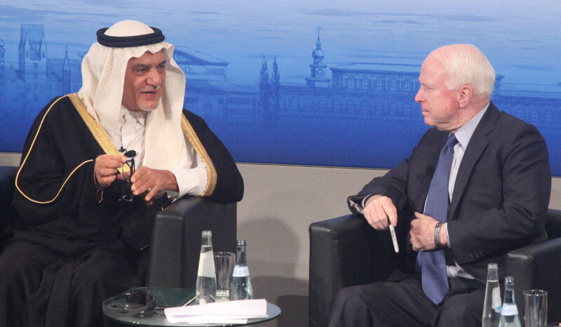 Senator John McCain im Gespräch mit Prinz Turki Al Saud, der seine Sympathien für die syrischen Rebellen deutlich formulierte. Strippenzieher McCain wiegelte ab. Die USA seien in einer momentanen Schwächeperiode. (Bild: Bernd Schöne)