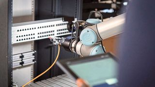 Der Umgang des Roboters mit unbekannten Situationen sowie Varianzen rückt die Automatisierung von Handarbeitsplätzen, beispielsweise in der Montage, in den Bereich des Möglichen. (Bild: Micropsi Industries)