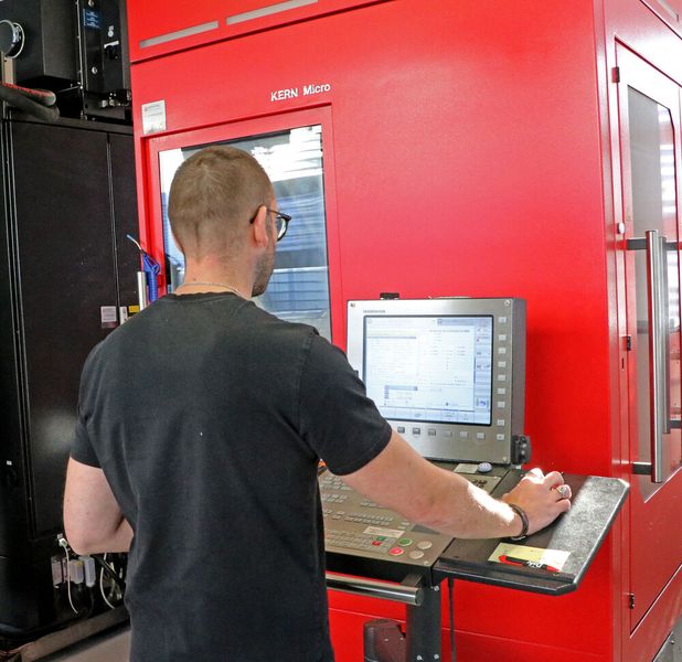 Die Leistungsfähigkeit der hochpräzisen Fünfachsfräszentren von Kern Microtechnik kann seit 2025 auch in der französischsprachigen Schweiz live erlebt werden. Genauer gesagt im Kern-Technologiezentrum in Glovelier, das vom Lohnfertiger Next Factory betrieben wird. (Bild: Kern Microtechnik / Next Factory)