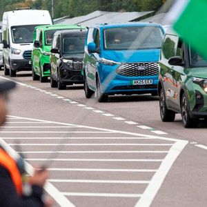 An der Parade nahmen Transits aus allen 60 Baujahren teil.(Bild:  Ford)