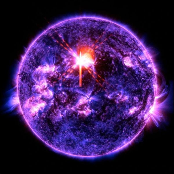 Sonnen(un)wetter  Wenn Sonnenstürme die Erde treffen, können sie Stromnetze, Bahnsysteme, Satelliten und sogar Meereslebewesen stören. Diese Effekte entstehen, weil Sonnenwind und geomagnetische Aktivität das Magnetosphären-Ionosphären-System beeinflussen und dabei elektrische und magnetische Feldvariationen erzeugen. Welche Folgen dies haben kann, zeigte sich z.B. am 3. Februar 2022: Kurz nach dem Start verlor Elon Musks SpaceX 38 von 49 Starlink-Satelliten infolge eines moderaten Weltraumwetterereignisses. Dies verdeutlicht, wie wichtig es ist, die Sonnenaktivitäten zu monitoren und bestenfalls Anomalien frühzeitig zu erkennen oder gar zu prognostizieren.  Das Bild oben wurde vom NASA Solar Dynamics Observatory aufgenommen und zeigt einen Sonnensturm am 4. Februar 2026 (heller Lichtblitz in der oberen Bildmitte). Das Bild stellt einen Ausschnitt extremen Ultraviolettlichts dar, das extrem heißes Material in Sonnenstürmen hervorhebt – eingefärbt in Blau und Rot.    Hier geht's zur Originalmeldung Wissenschaftsbild des Tages vom 28.5.2026  (Bild: NASA/SDO, https://www.nasa.gov/image-article/strong-solar-flare/)