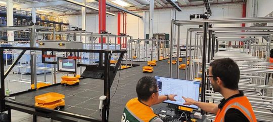 Eine GRS-Installation bei GXO Logistics im italienischen Stradella: die erste Sortieranlage mit 3D-Robotertechnik in Europa.(Bild:  GRS)