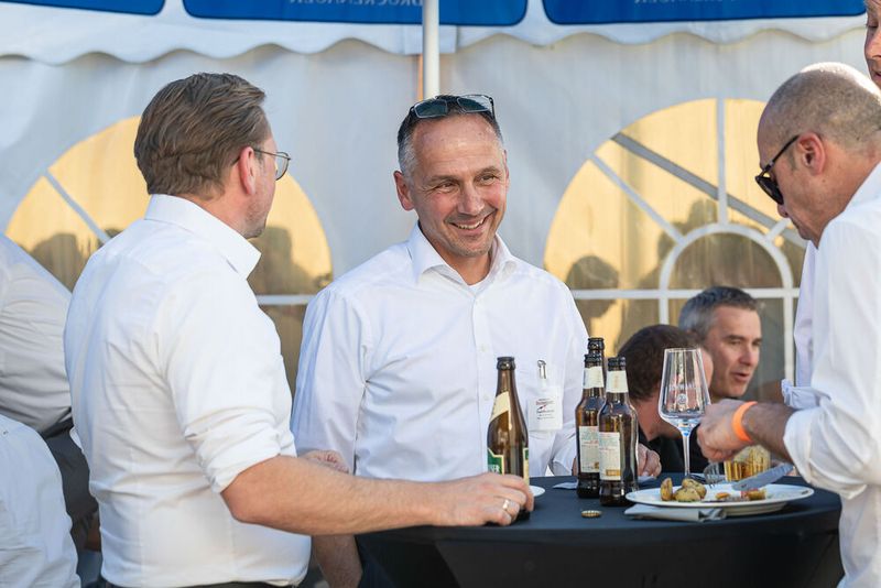 Steckverbinderkongress 2022: Das Get together am 4. Juli 2022 und die Abendveranstaltung am 5. Juli 2022 auf dem Vogel-Campus boten viele Gelegenheiten sich in entspannter Atmosphäre auszutauschen und zu netzwerken. Schon so manches Projekt nahm hier seinen Anfang. (Bild: Elektronikpraxis)
