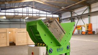 Mit dem Tecdos TM 08/10-5 von RUD gelingt das Wenden schwerer Spritzgießwerkzeuge in etwa 30 Sekunden. Anschlüsse et cetera könnten für Wartungszwecke dranbleiben – anders als beim Handeln per Kran. (Bild: RUD)