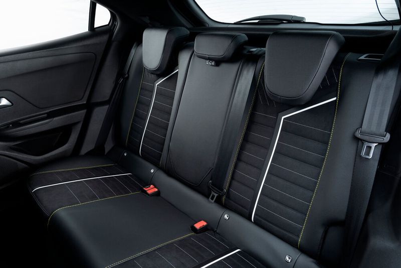 Schwarz, gelb und weiß: Das Platzangebot im Fond ist gegenüber dem Mokka ohne GSE-Schild unverändert. (Bild: Opel)