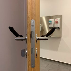 Türöffner ist nach dem „one size fits all“-Prinzip mit nahezu allen Türgriffen kompatibel.