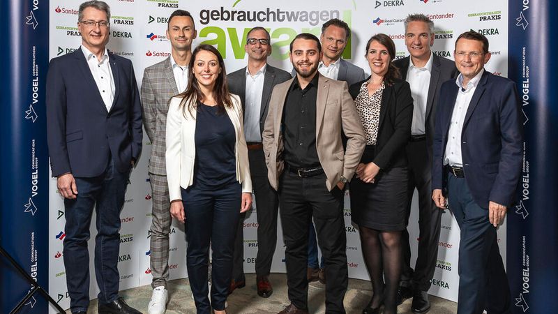 Platz 6 für Temel Automobile in Montabaur: Kader und Temel Dogu mit Jury und Sponsoren. (Bild: Stefan Bausewein)